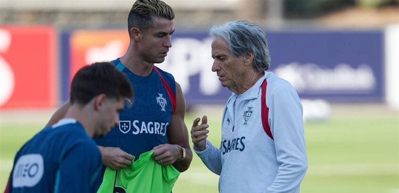 Jorge Jesus talks with Ronaldo at a Portugal training session